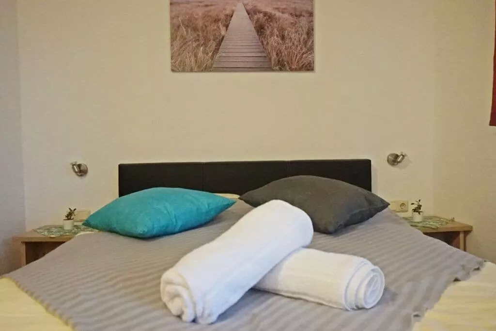 285244-Bedroom