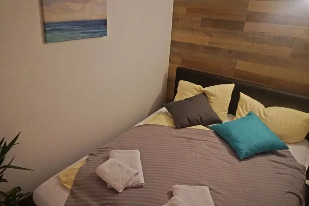 285248-Bedroom