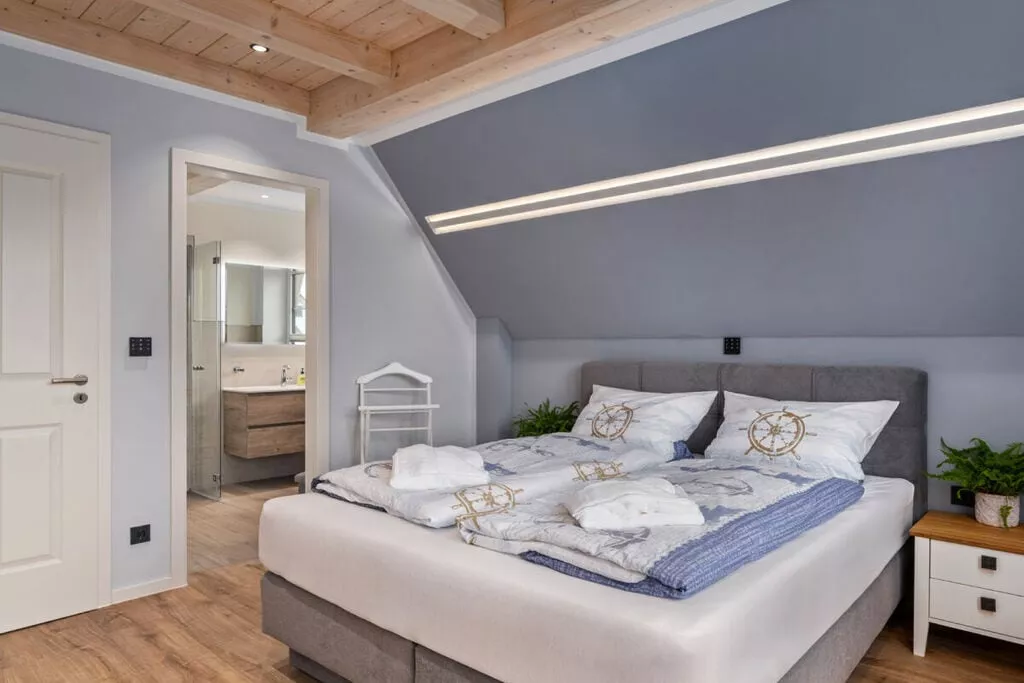 482017-Bedroom