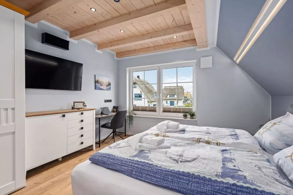 482017-Bedroom