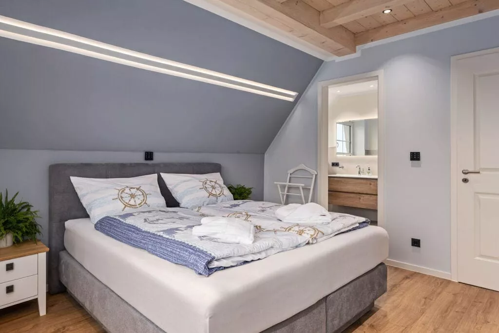 482017-Bedroom