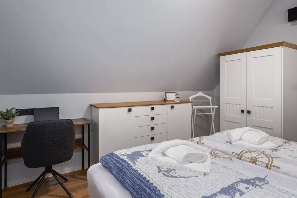 482017-Bedroom