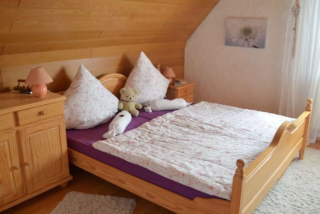 255403-Bedroom