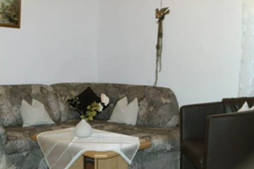 7603-Living room
