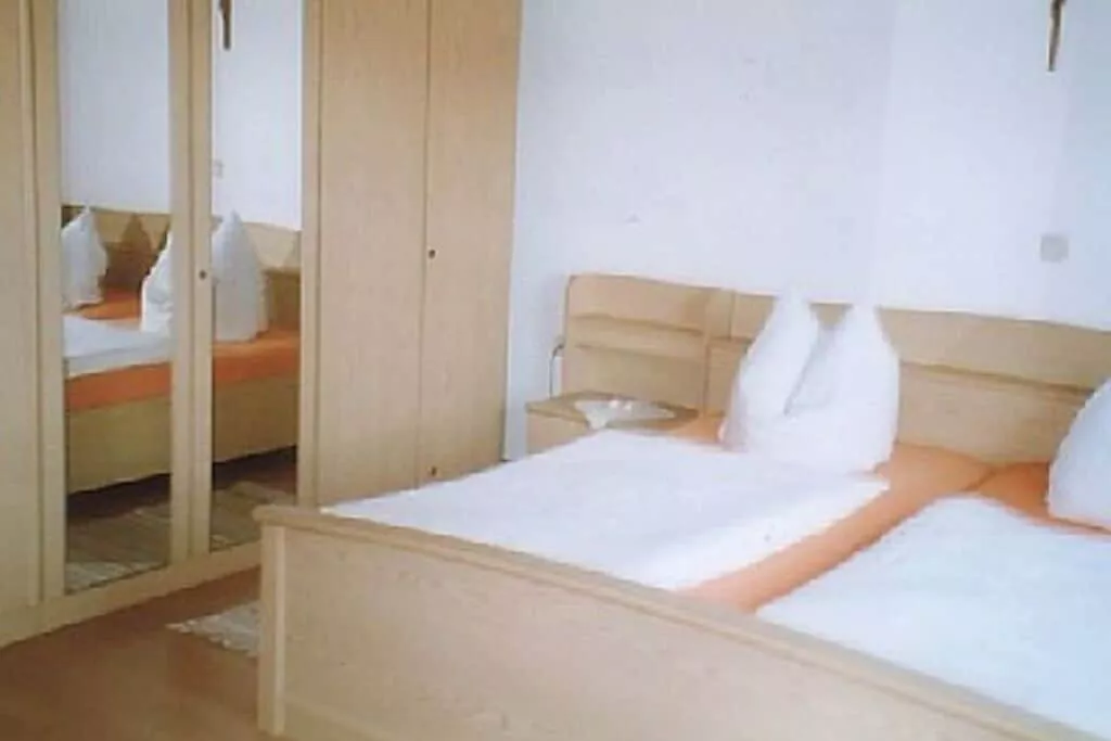 7603-Bedroom