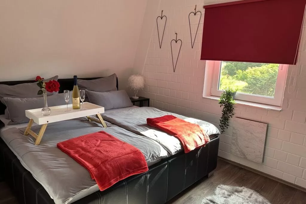 475205-Bedroom