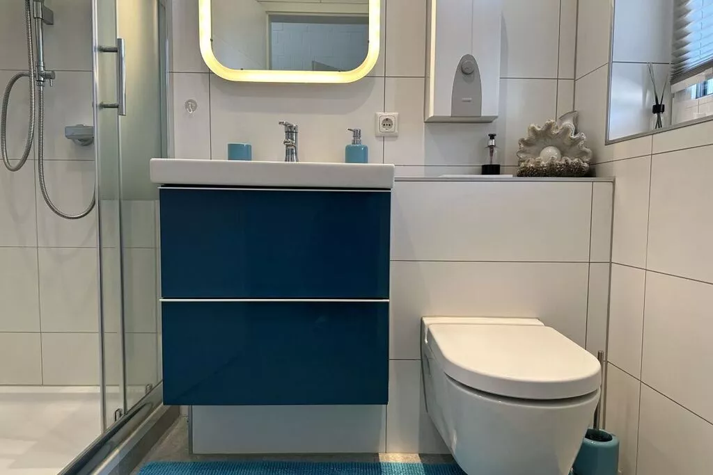 475205-Bathroom