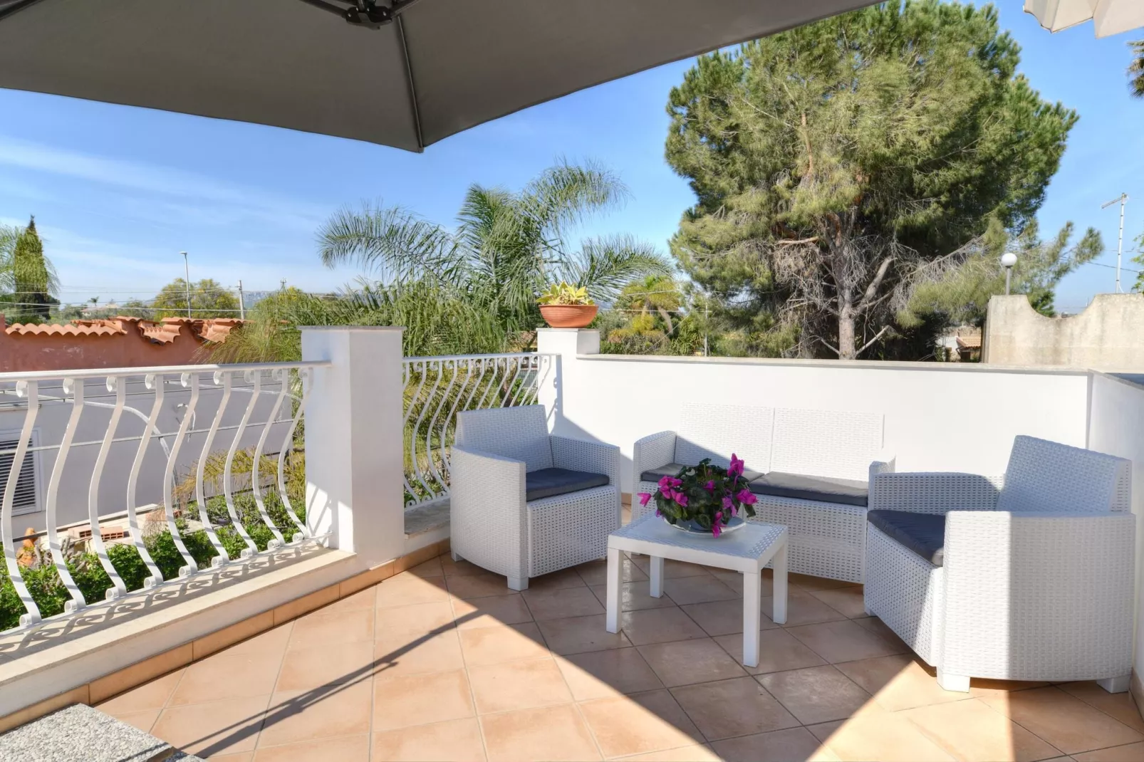 Apt MareLuna Apartment in Villa mit Pool Siracusa-Terrace balcony