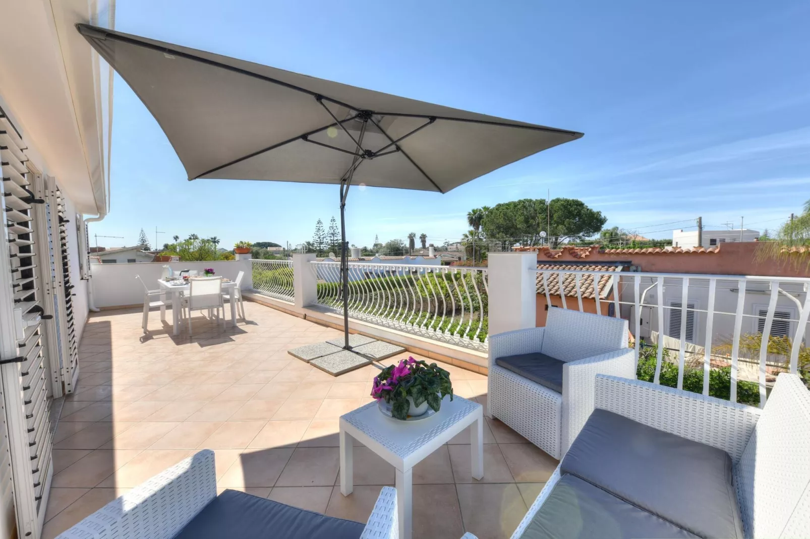 Apt MareLuna Apartment in Villa mit Pool Siracusa-Terrace balcony