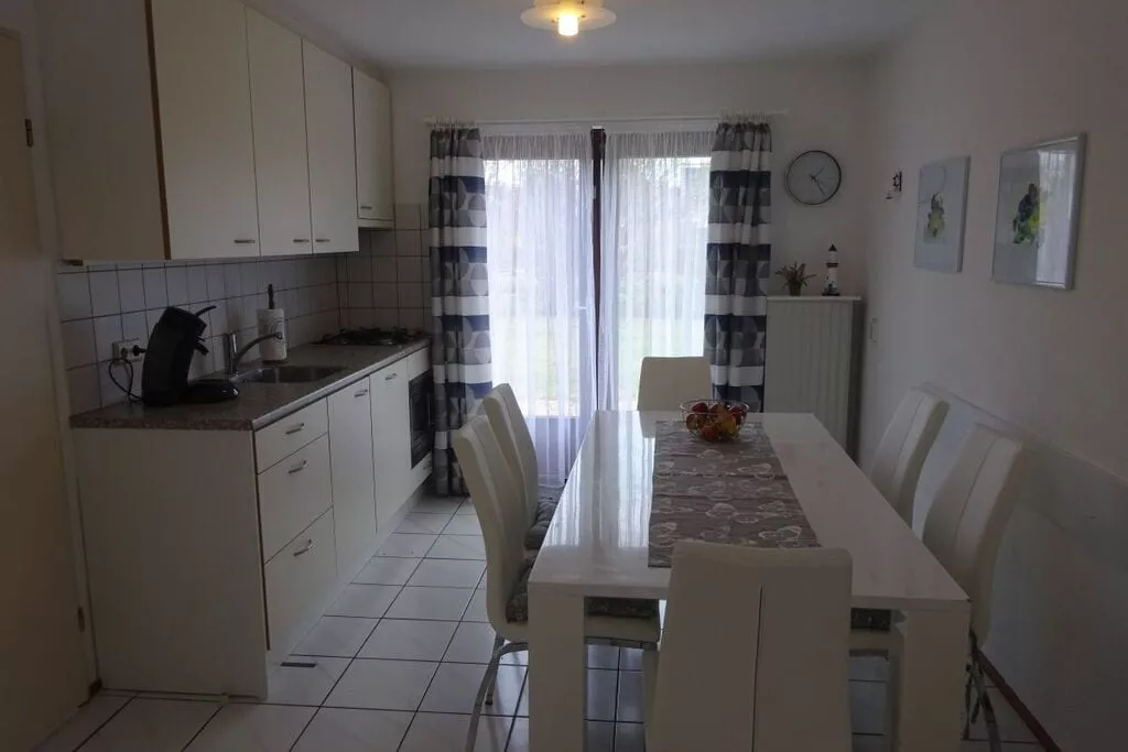 394165-Esszimmer