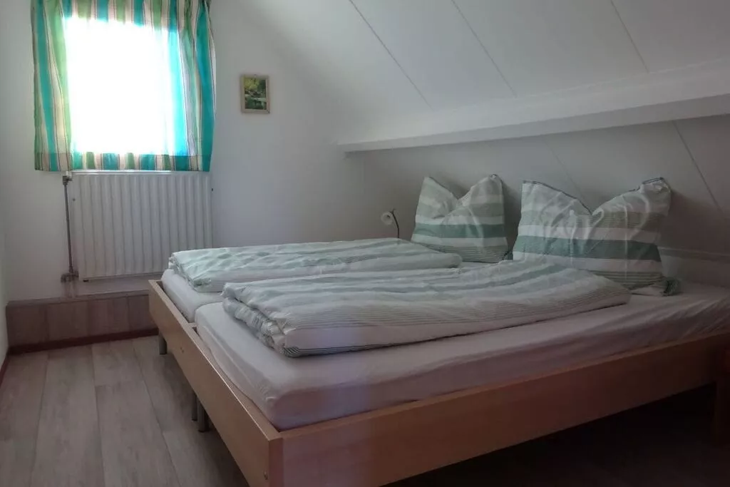 394165-Schlafzimmer