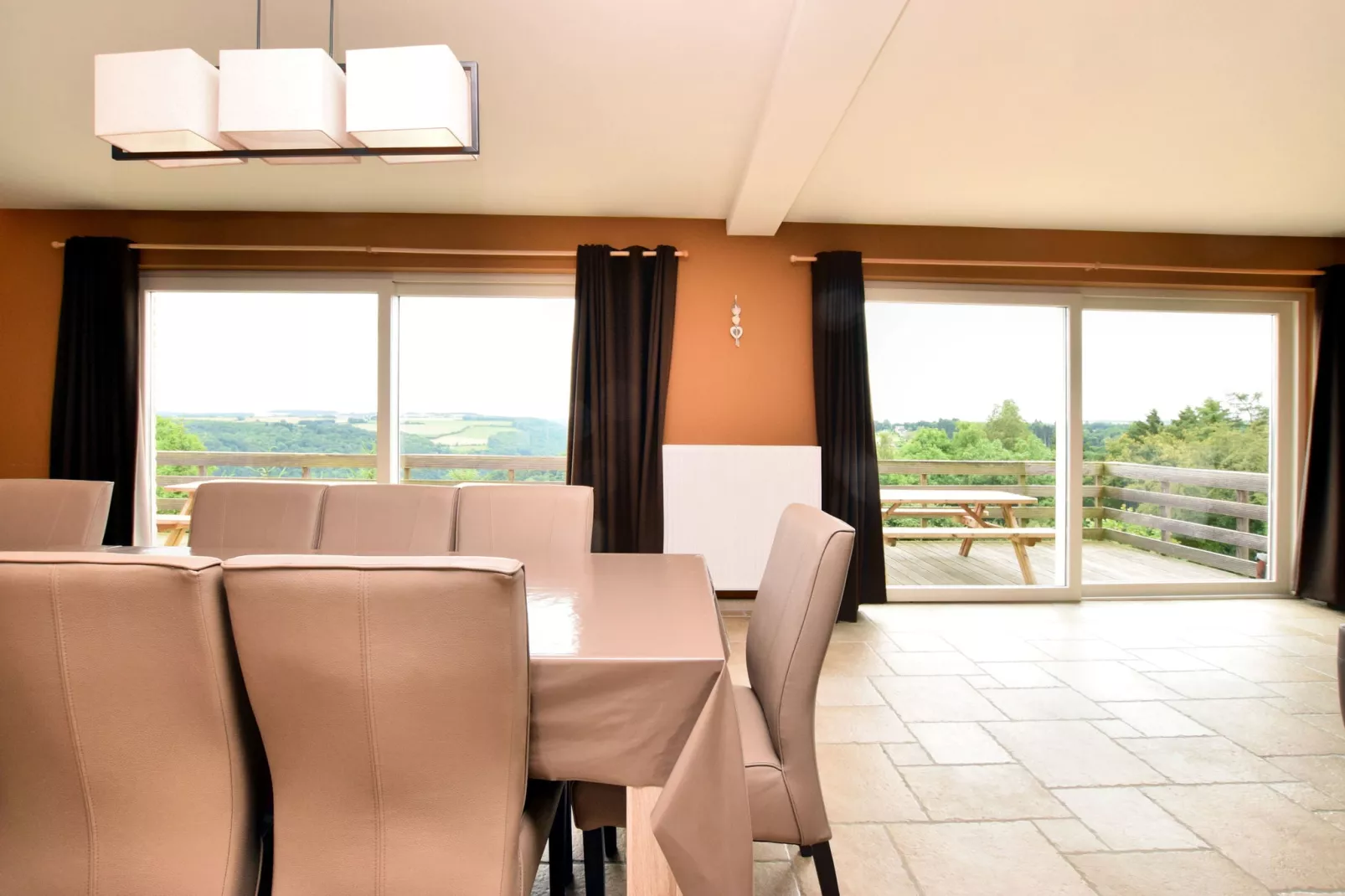 La Vue Spectaculaire-Salle à manger