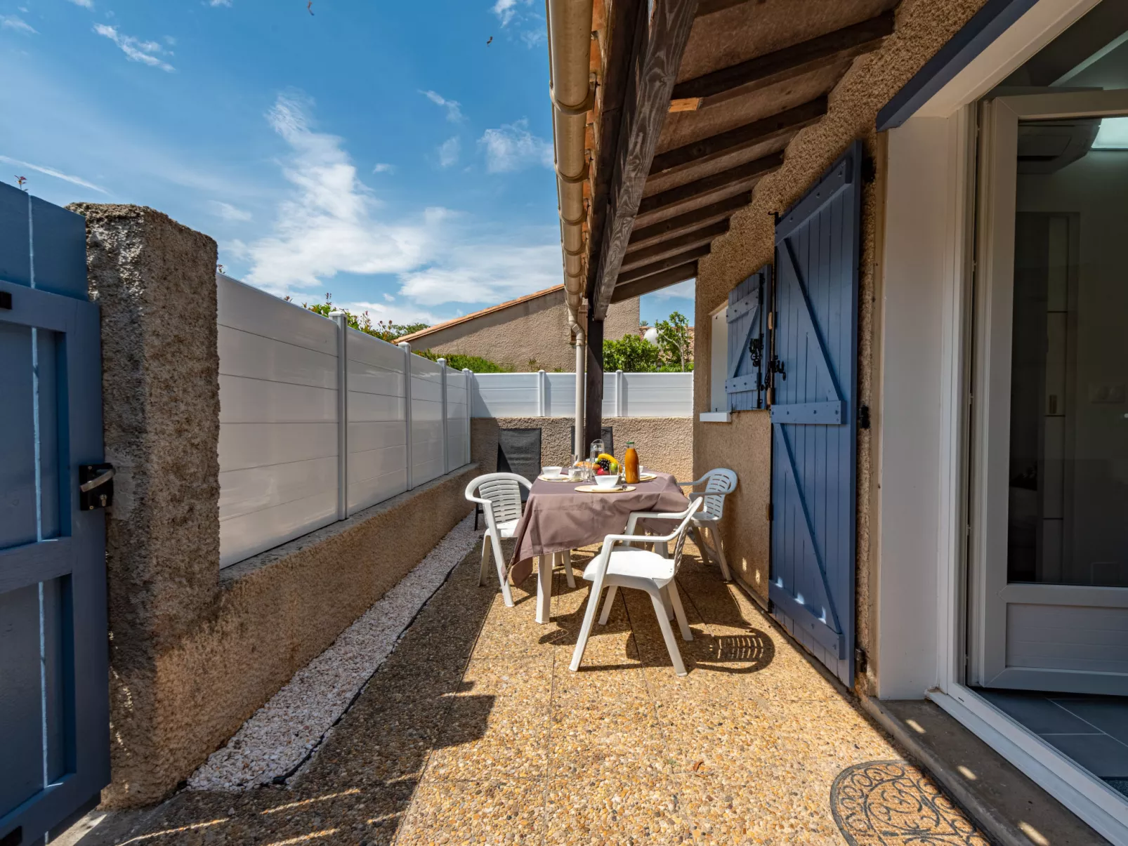 Les Capellanes-Outside