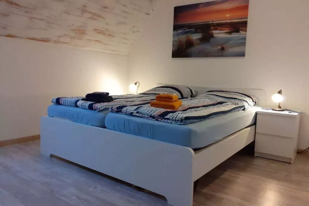 232771-Bedroom
