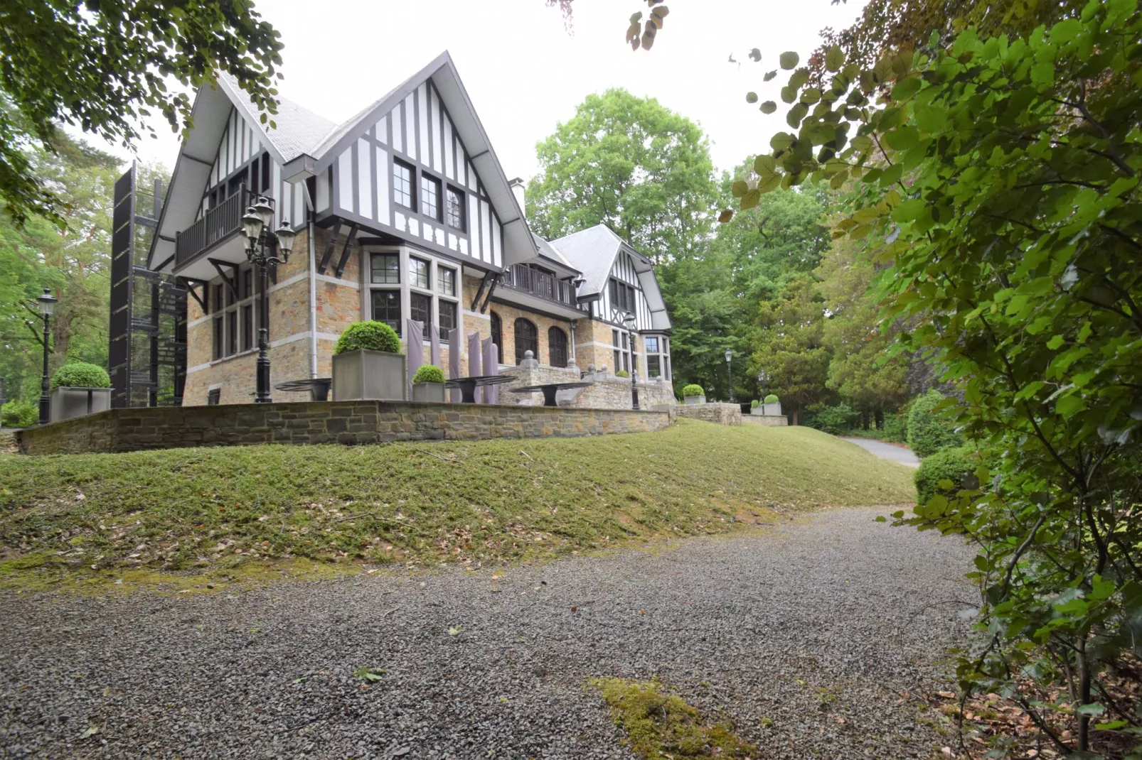 Le Château et les Forêts-Exterior summer