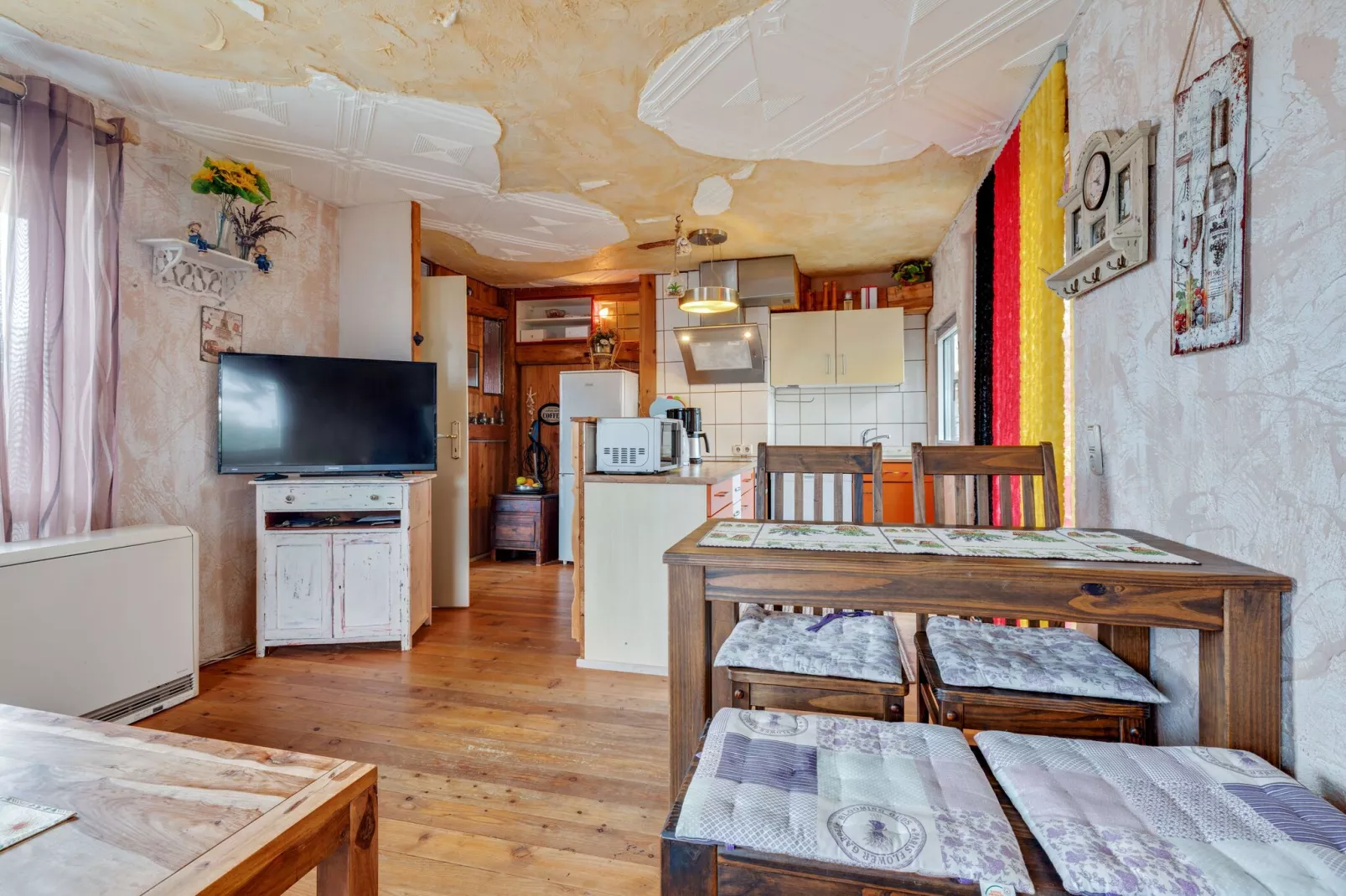 Hundefreundliches Ferienhaus am See MIT Whirlpool-Dining room