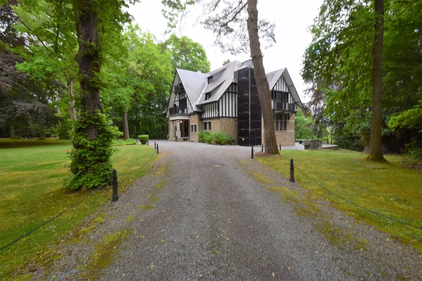 Le Château et les Forêts-Exterior summer