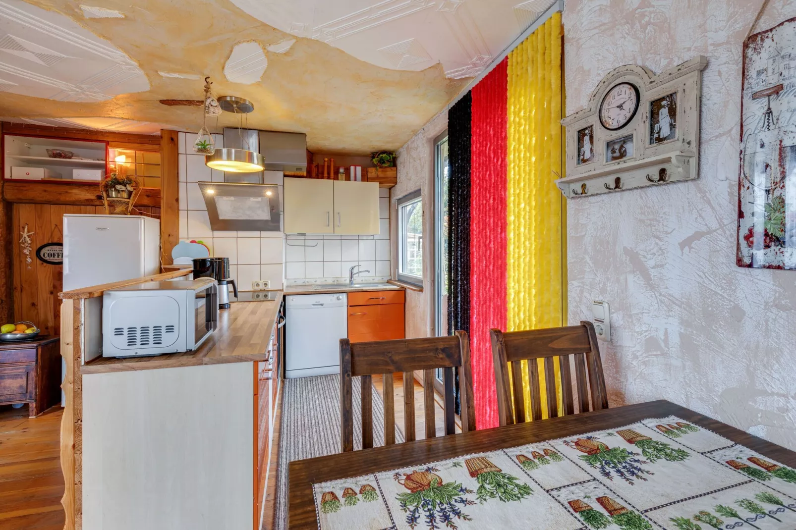 Hundefreundliches Ferienhaus am See MIT Whirlpool-Dining room
