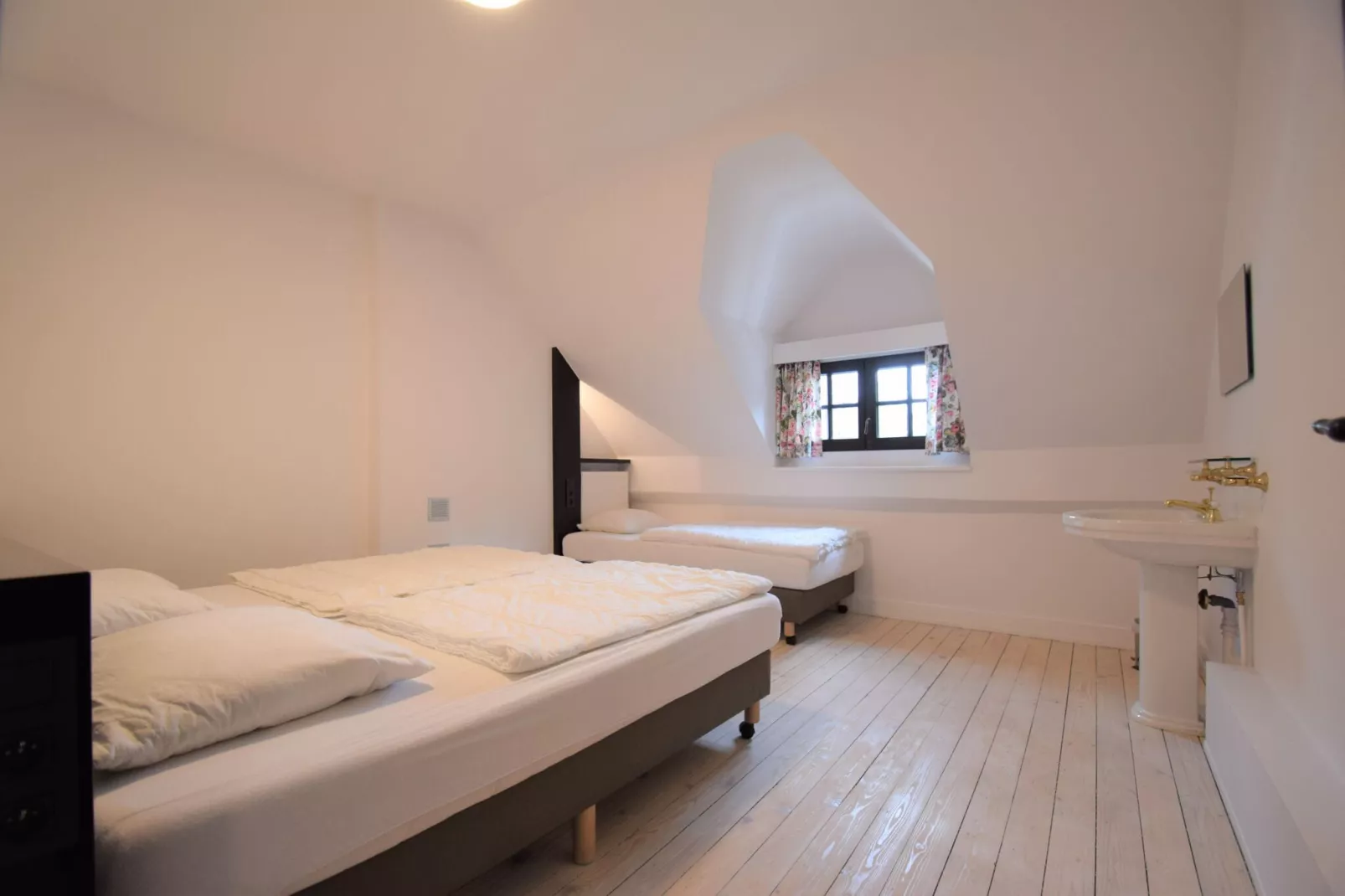 Le Château et les Forêts-Bedroom