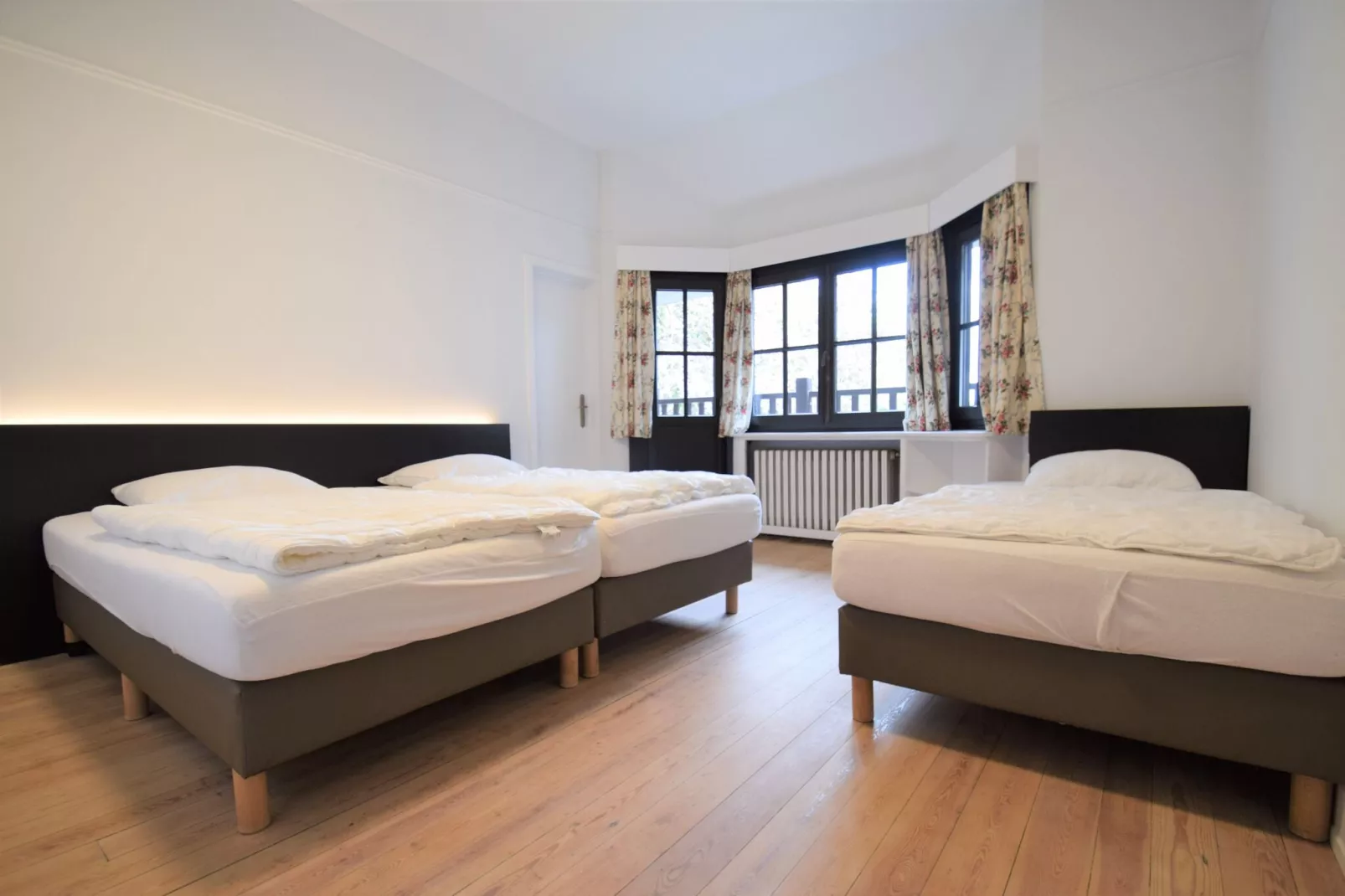 Le Château et les Forêts-Bedroom