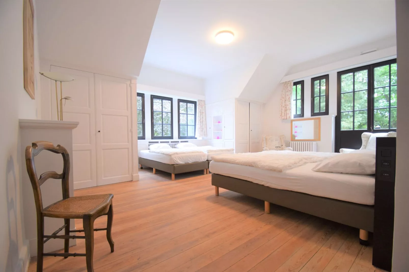 Le Château et les Forêts-Bedroom