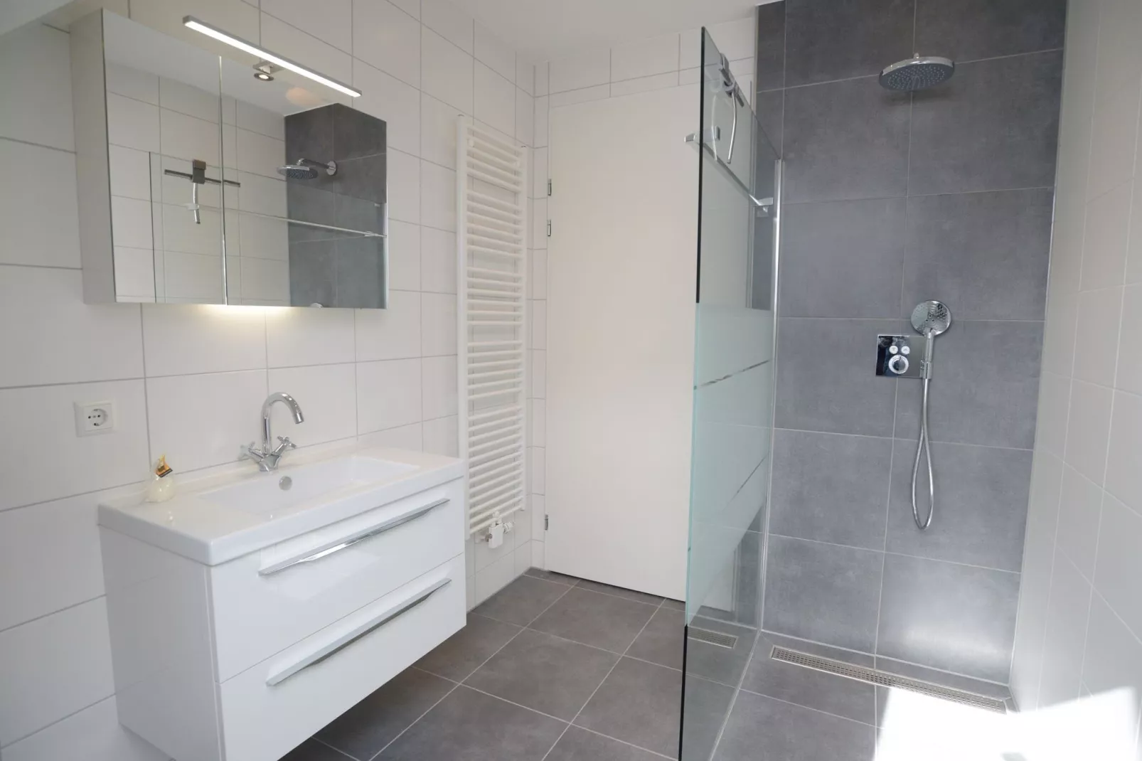 Villa  Hoogeland 106L-Badezimmer