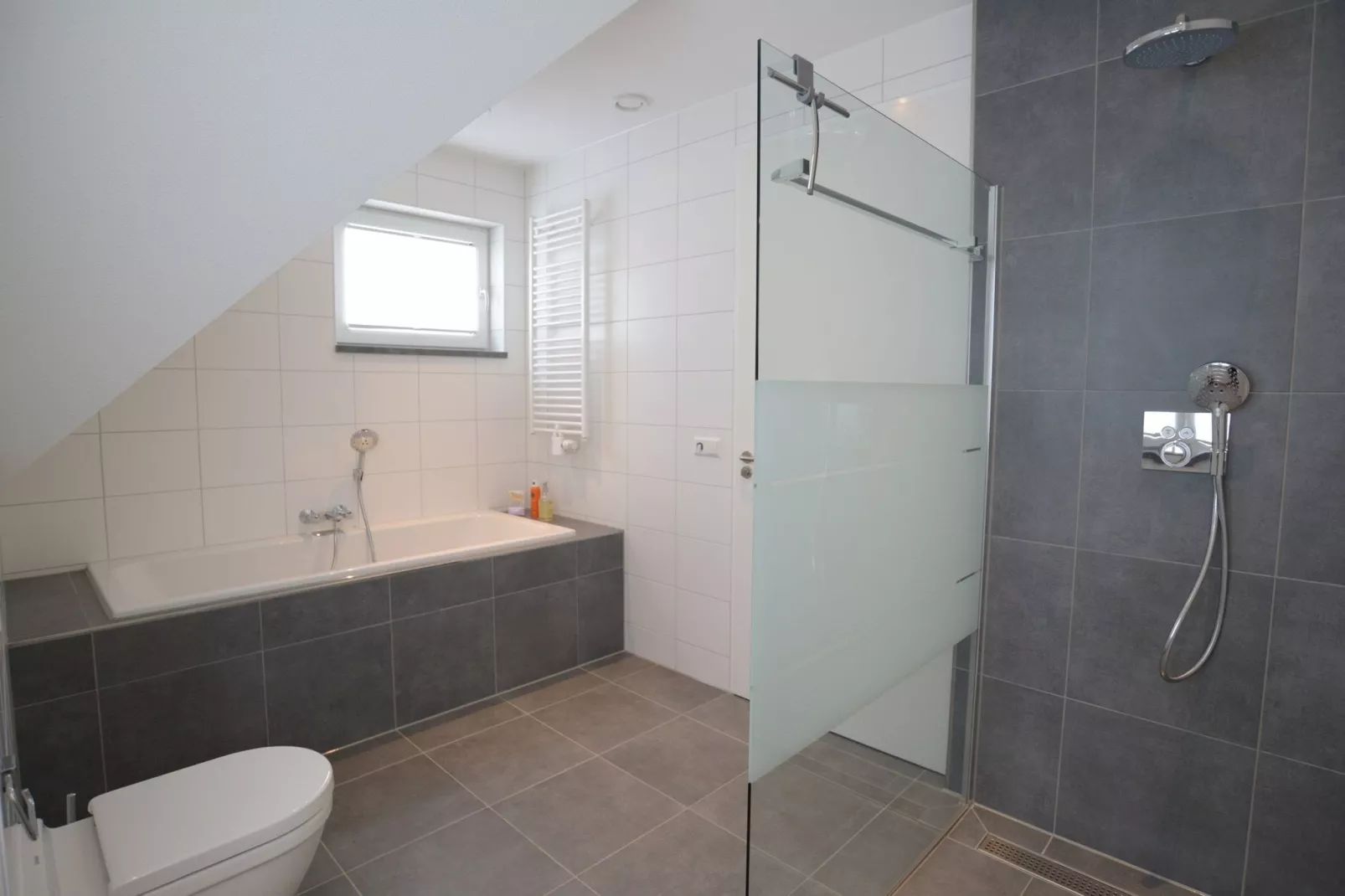 Villa  Hoogeland 106L-Badezimmer