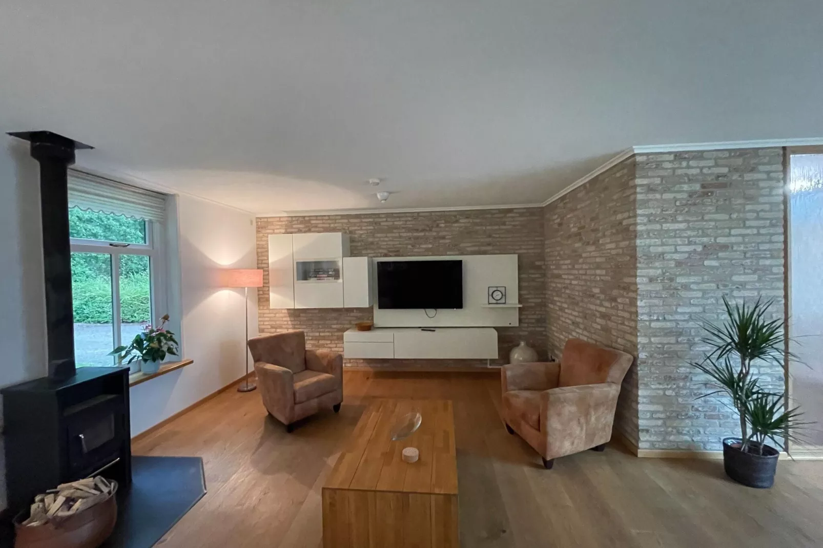 Aldubo-Living room