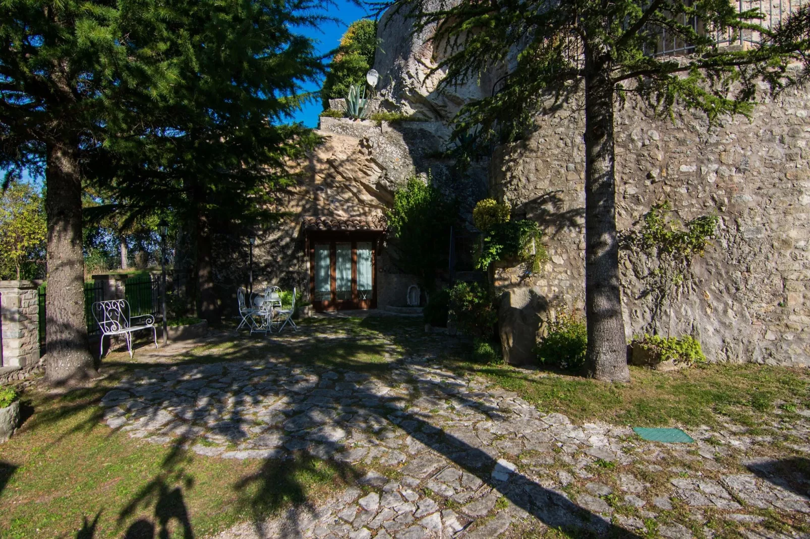 La Grotta-Gardens summer