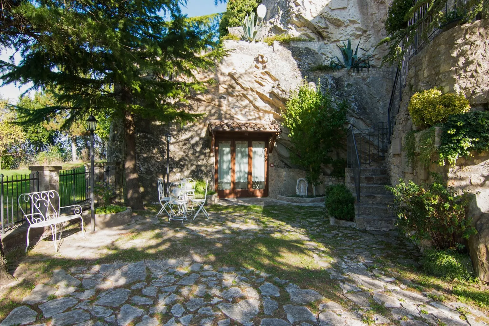La Grotta-Gardens summer