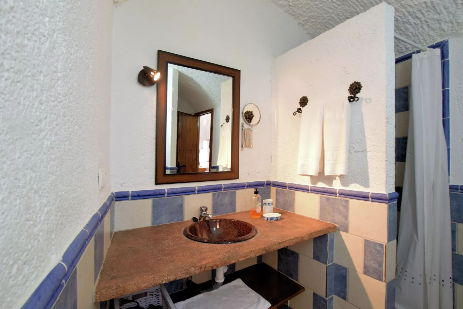 Cueva 1 bedroom-Bathroom