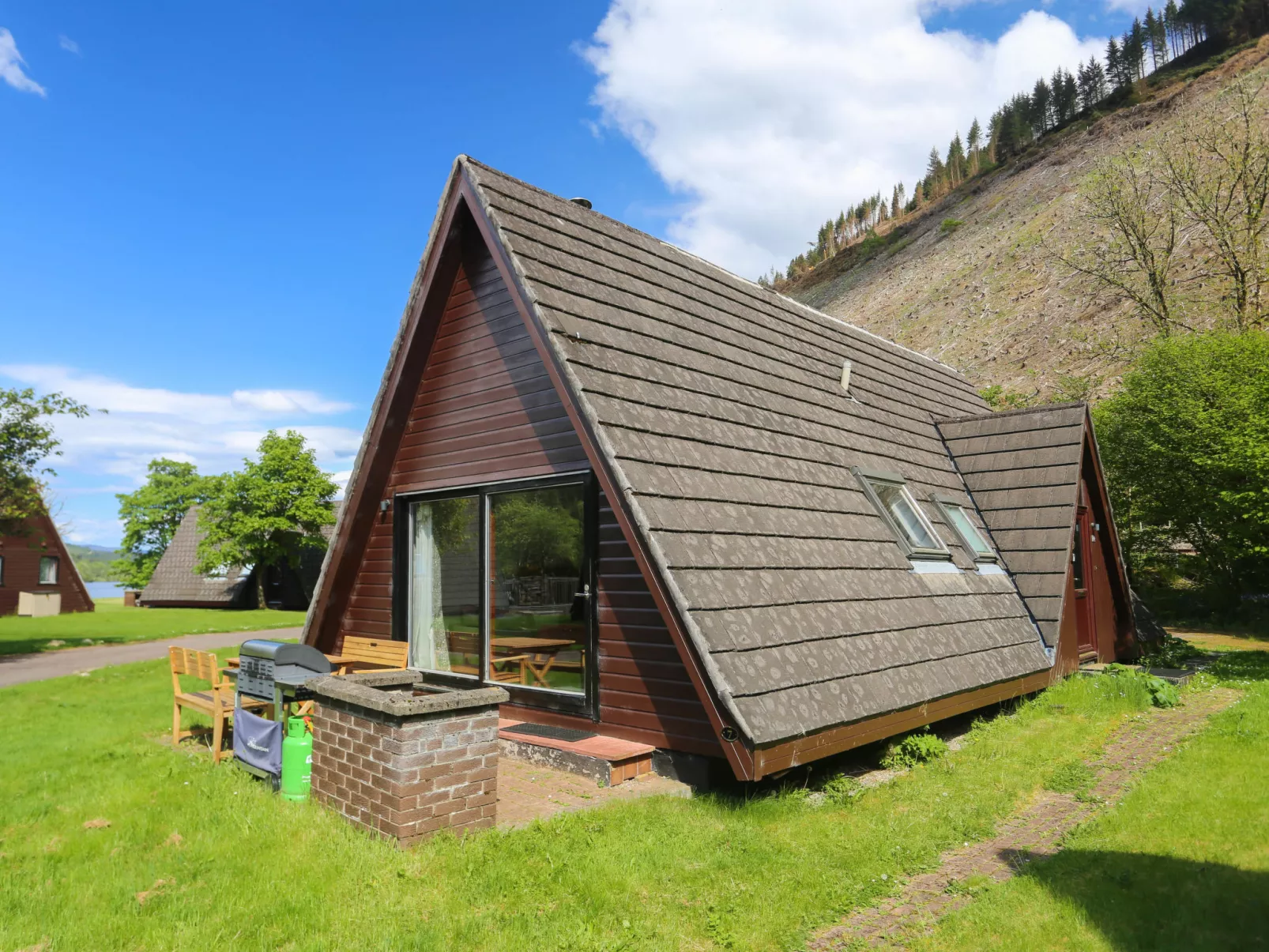 Caledonia Lodge-Outside