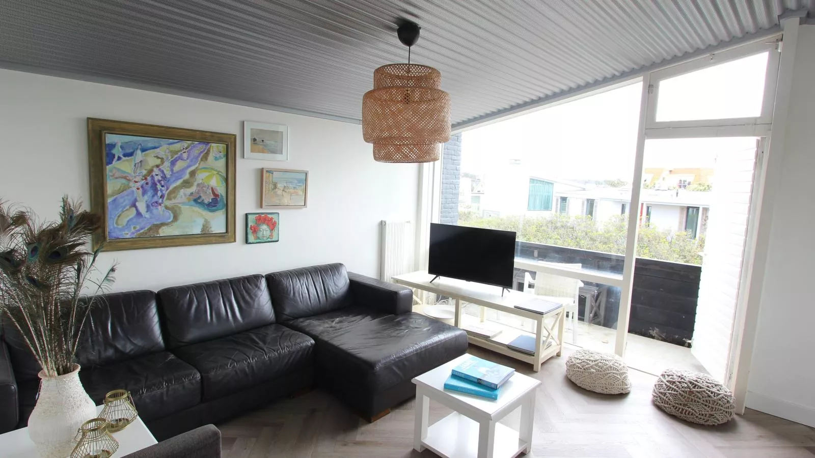 Beachhouse II-Living room
