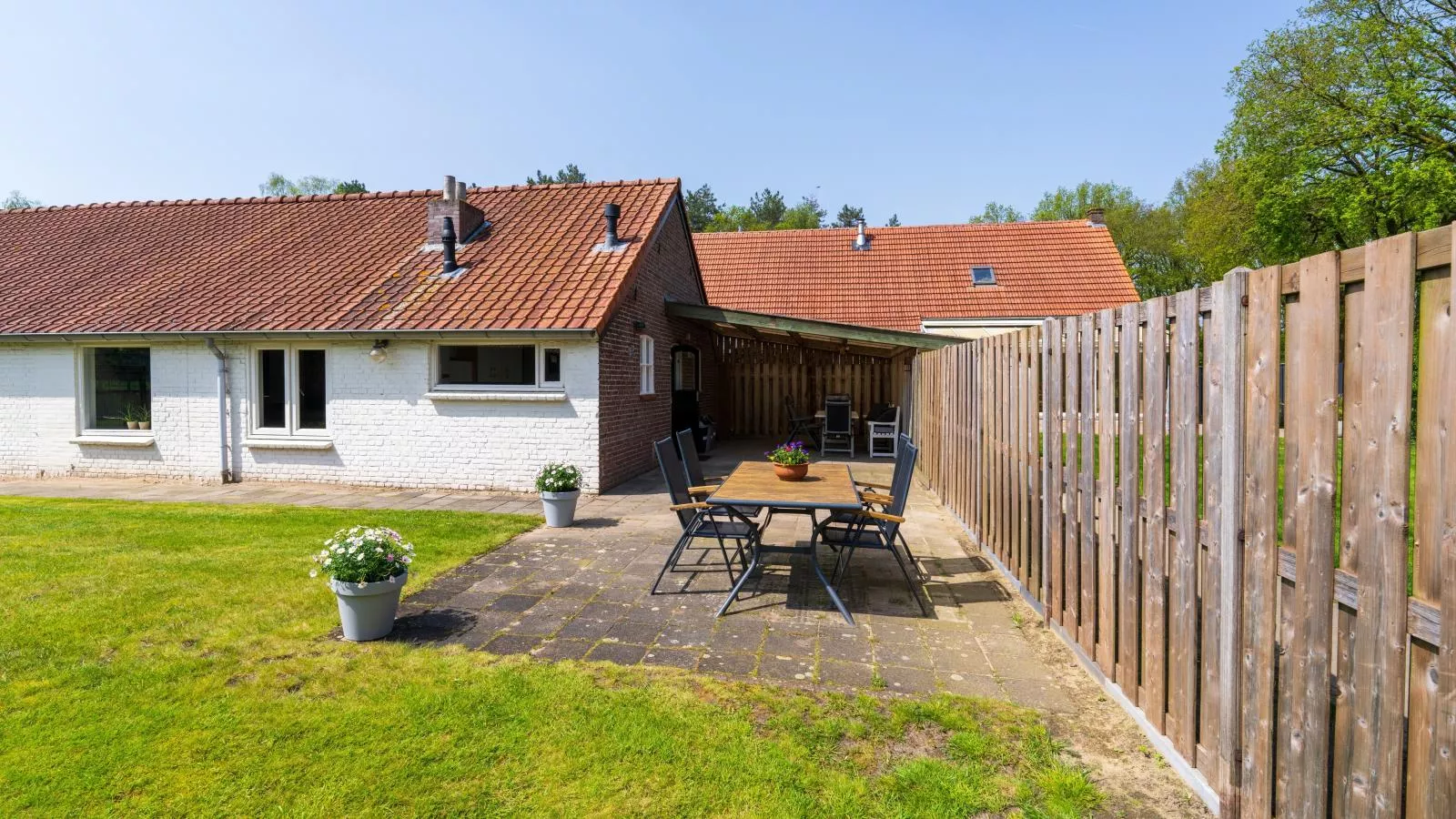 Achter de Vijf Linden-Exterior summer