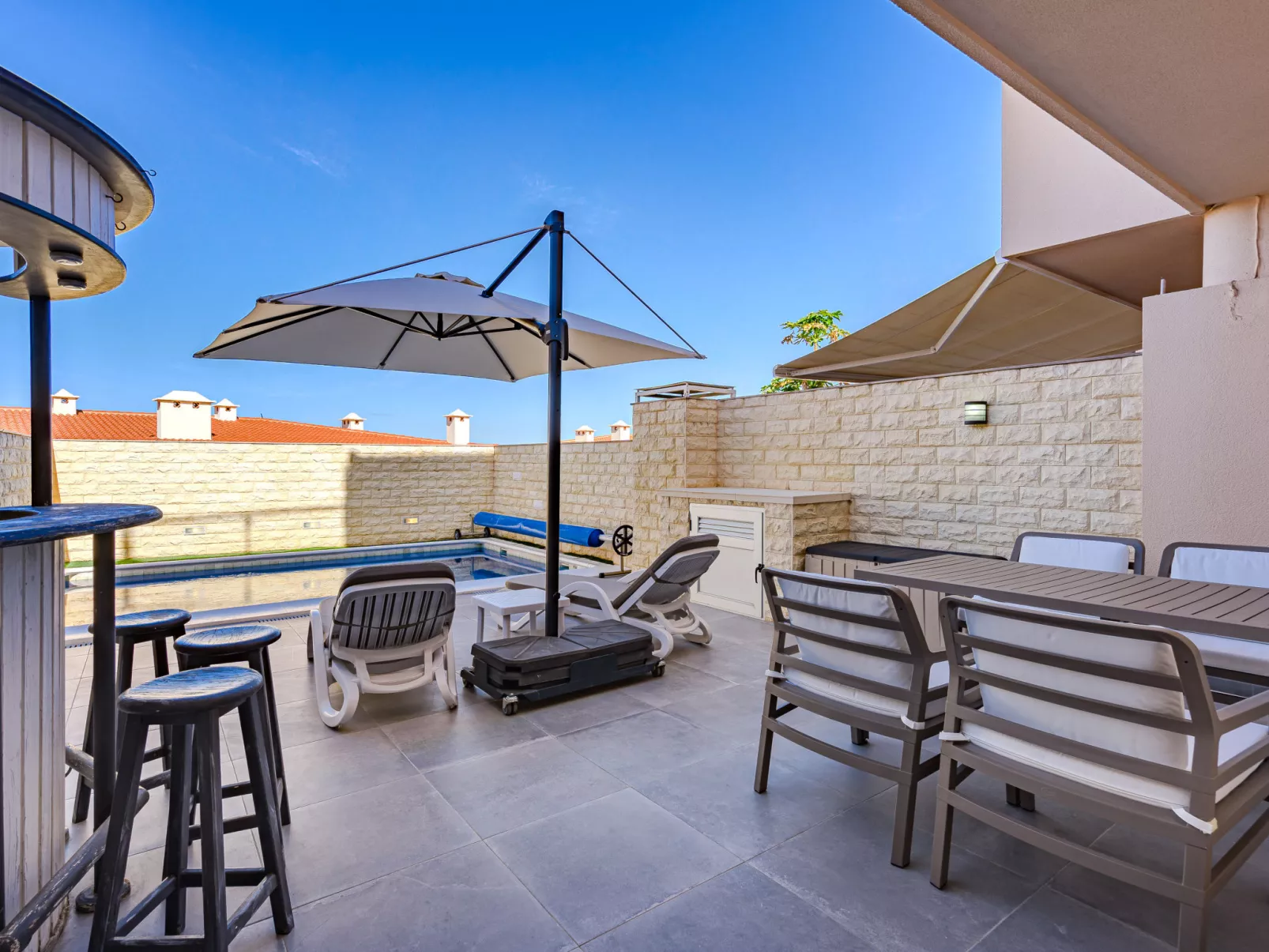 Versatile Oasis-Outside