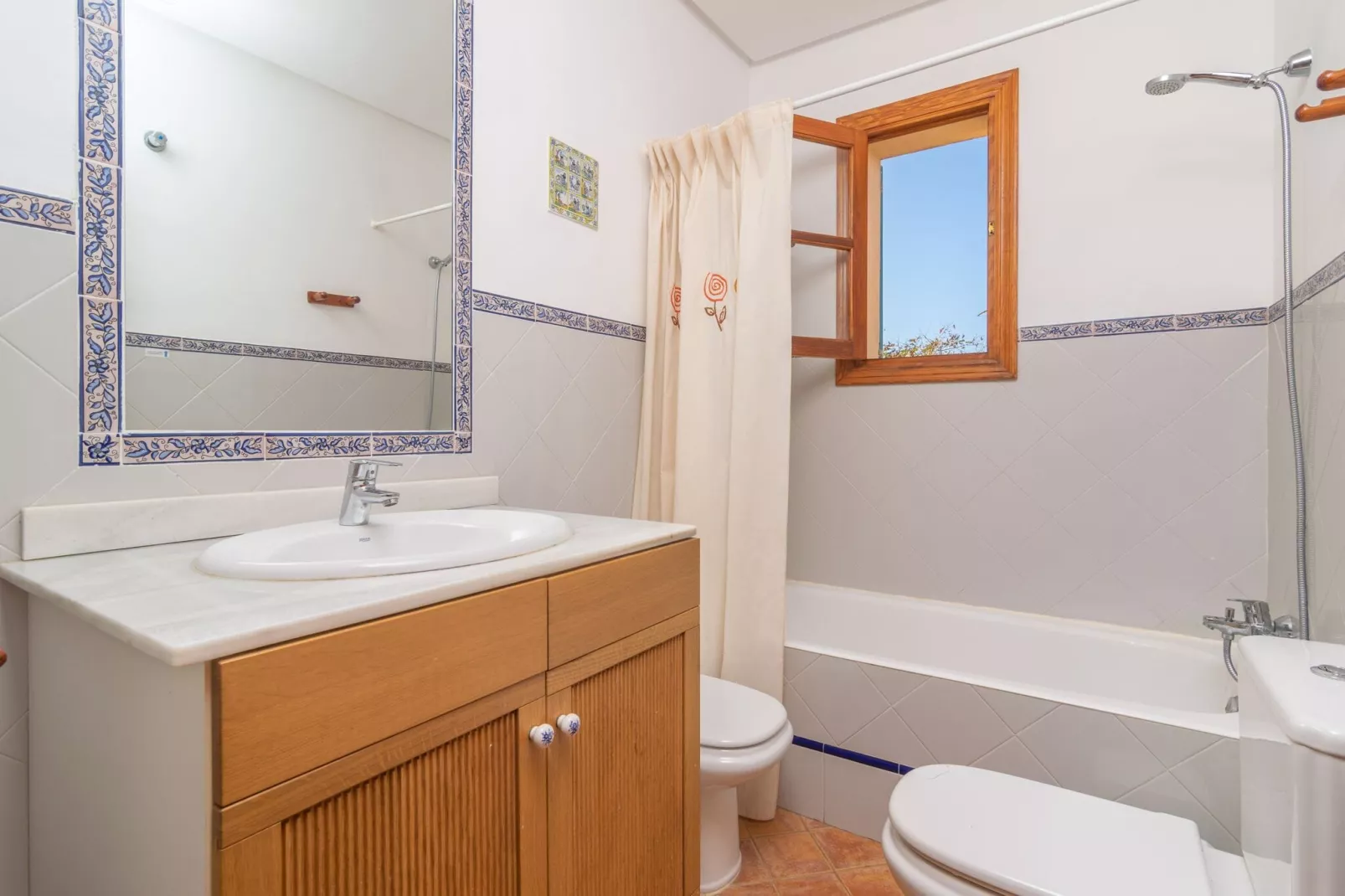 Can Pintat-Bathroom