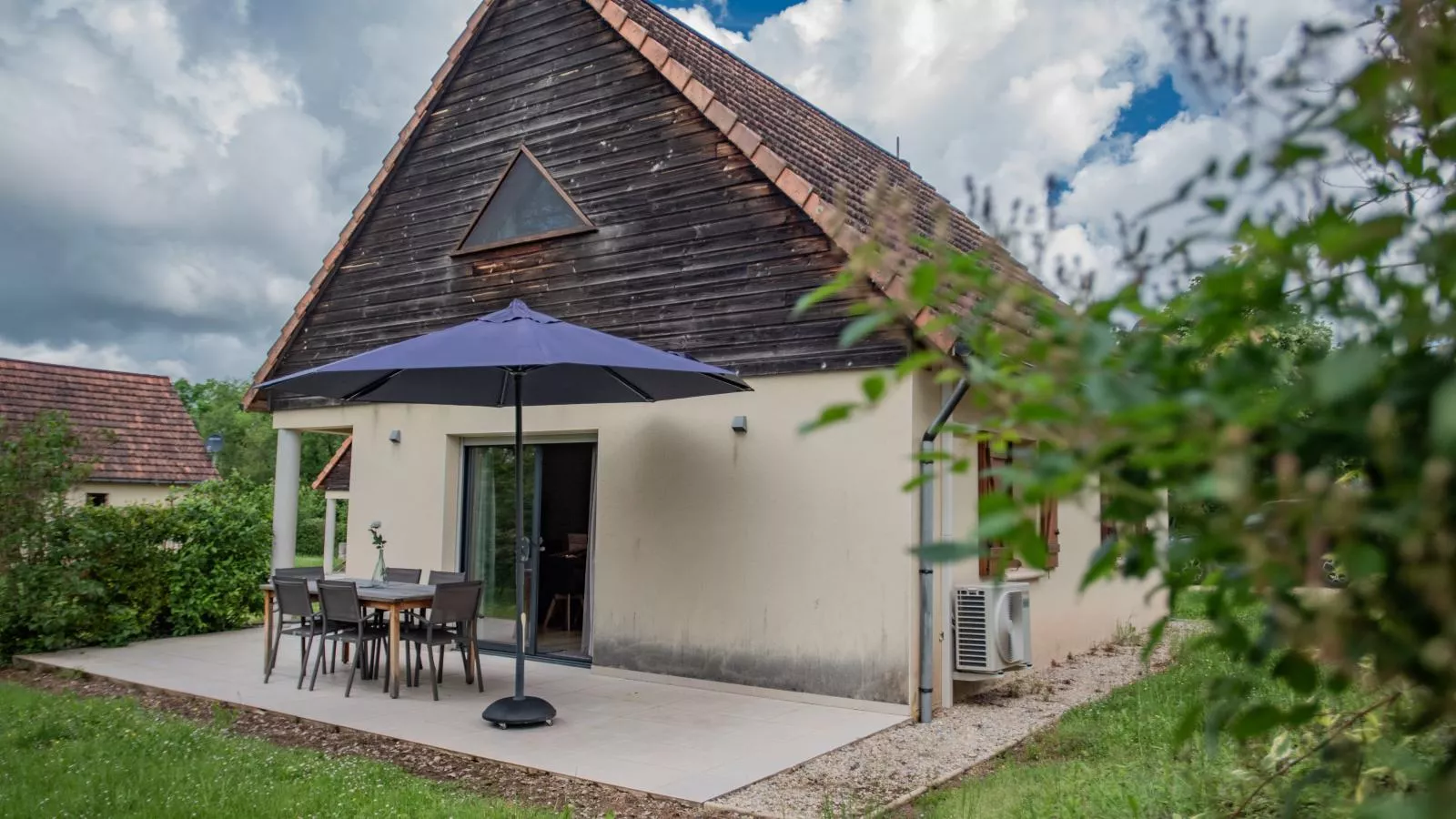 Le Lac Bleu 22-Exterior summer