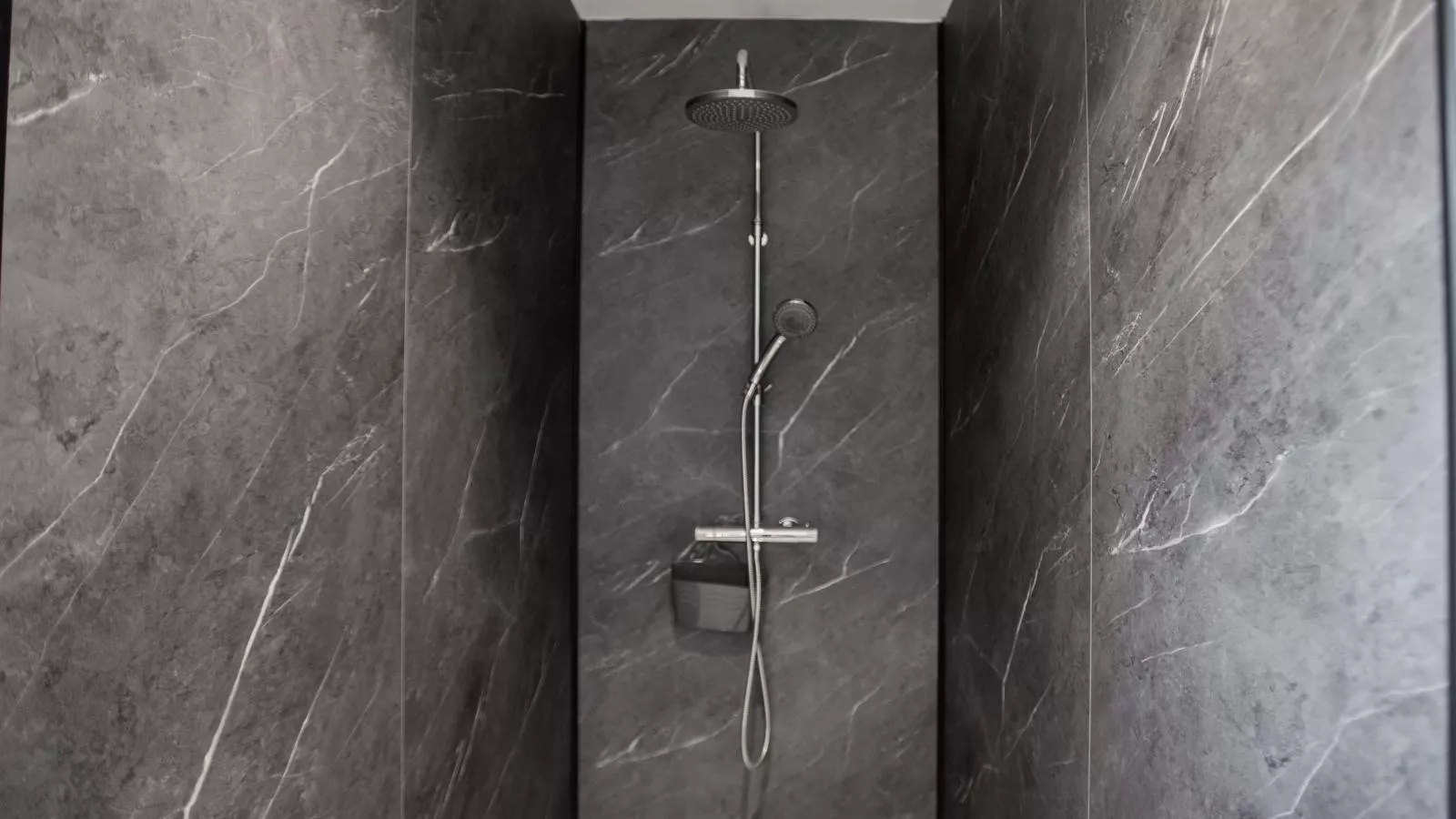 Le Lac Bleu 22-Bathroom