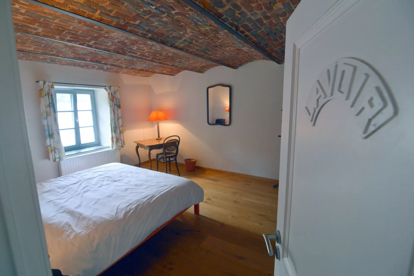 En Face du Château-Bedroom