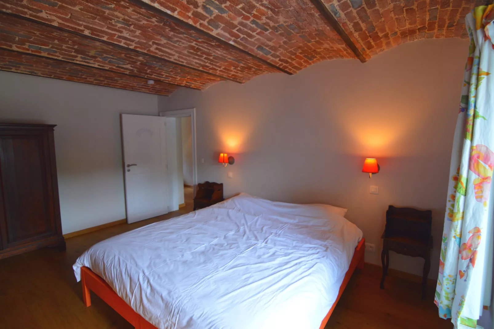 En Face du Château-Bedroom