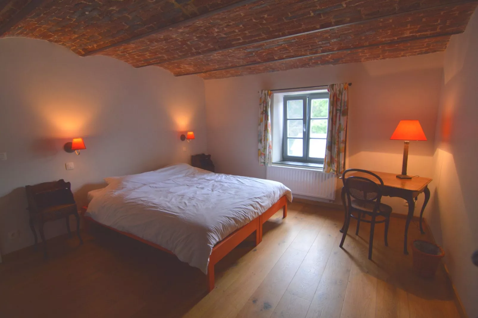 En Face du Château-Bedroom