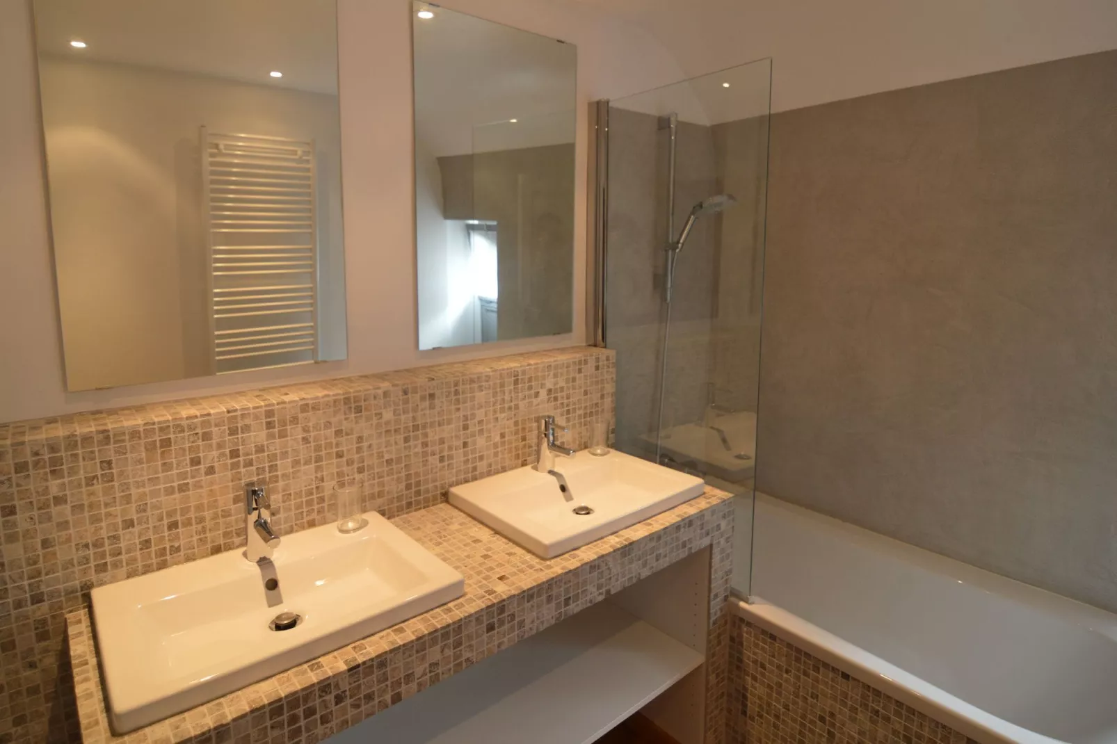 En Face du Château-Bathroom