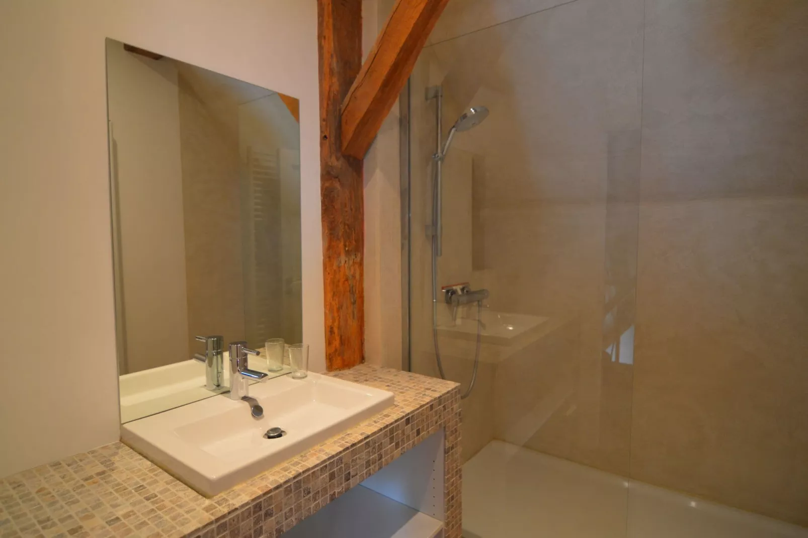 En Face du Château-Bathroom