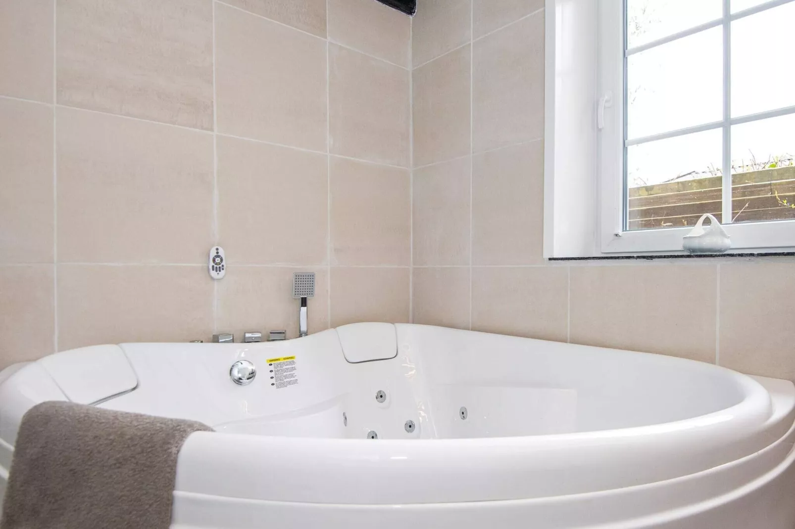 Enchanting Cottage with Whirlpool-By Traum-Indoor