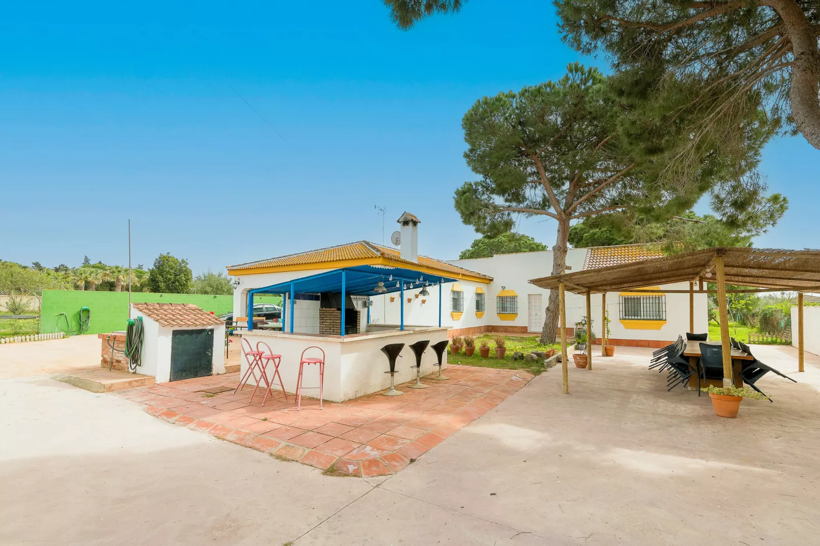 El Coto-Facilities