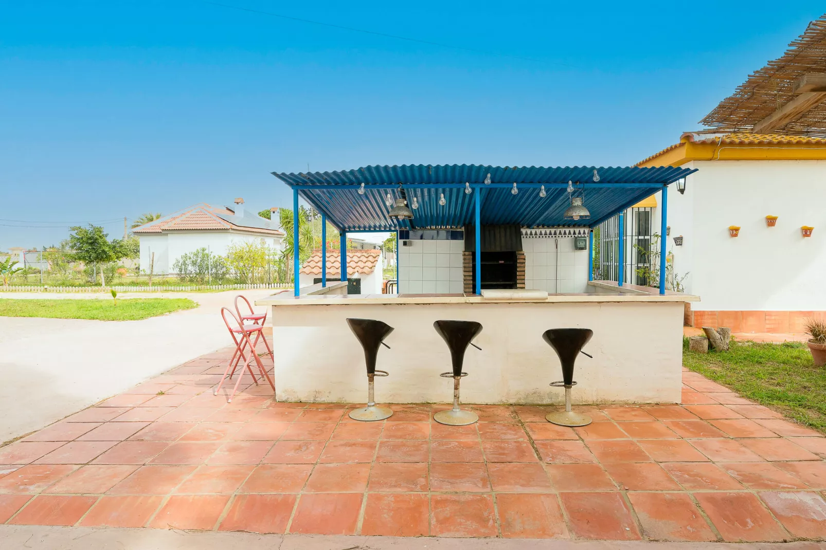 El Coto-Facilities