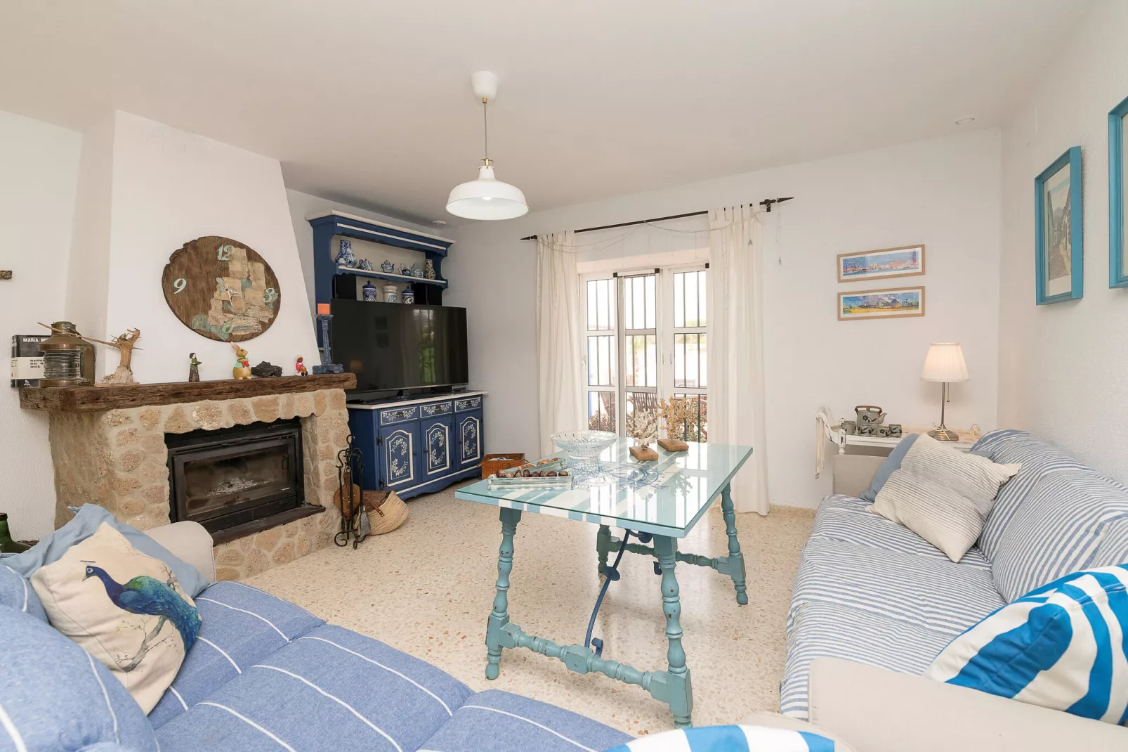 El Coto-Living room