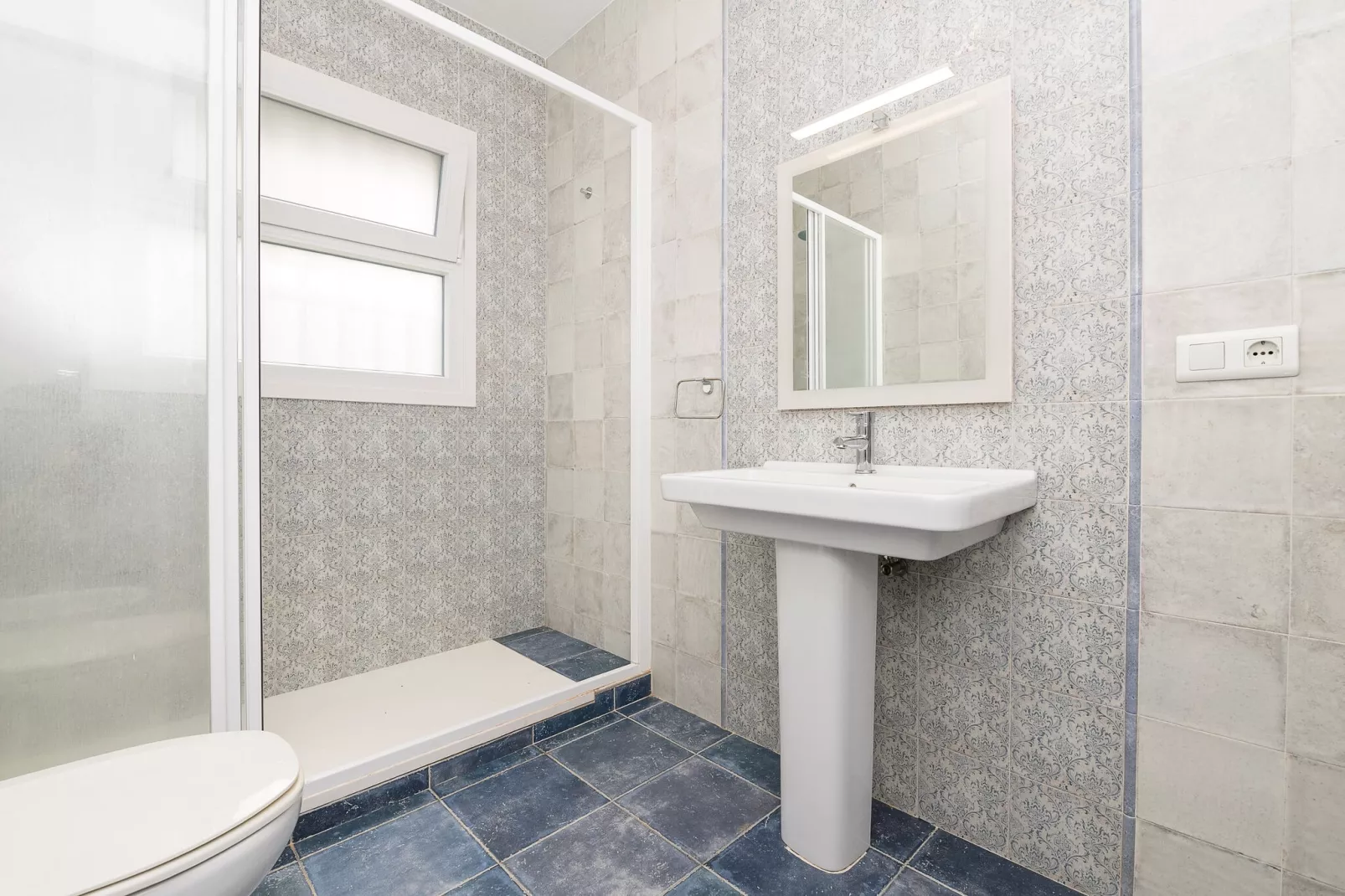 El Coto-Bathroom