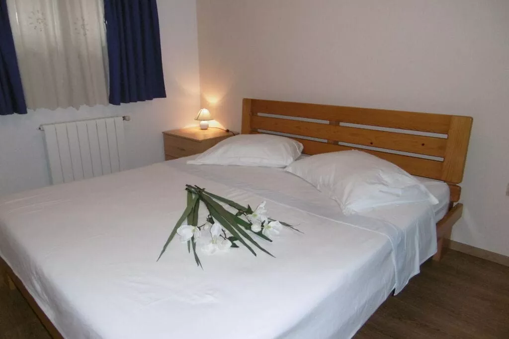 80551-Bedroom