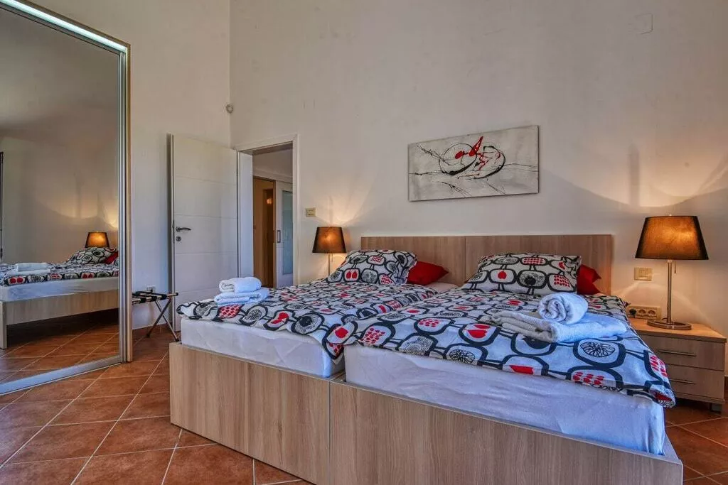 103912-Bedroom